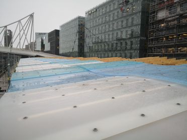 Detalje av tak på overbygg på togstasjon